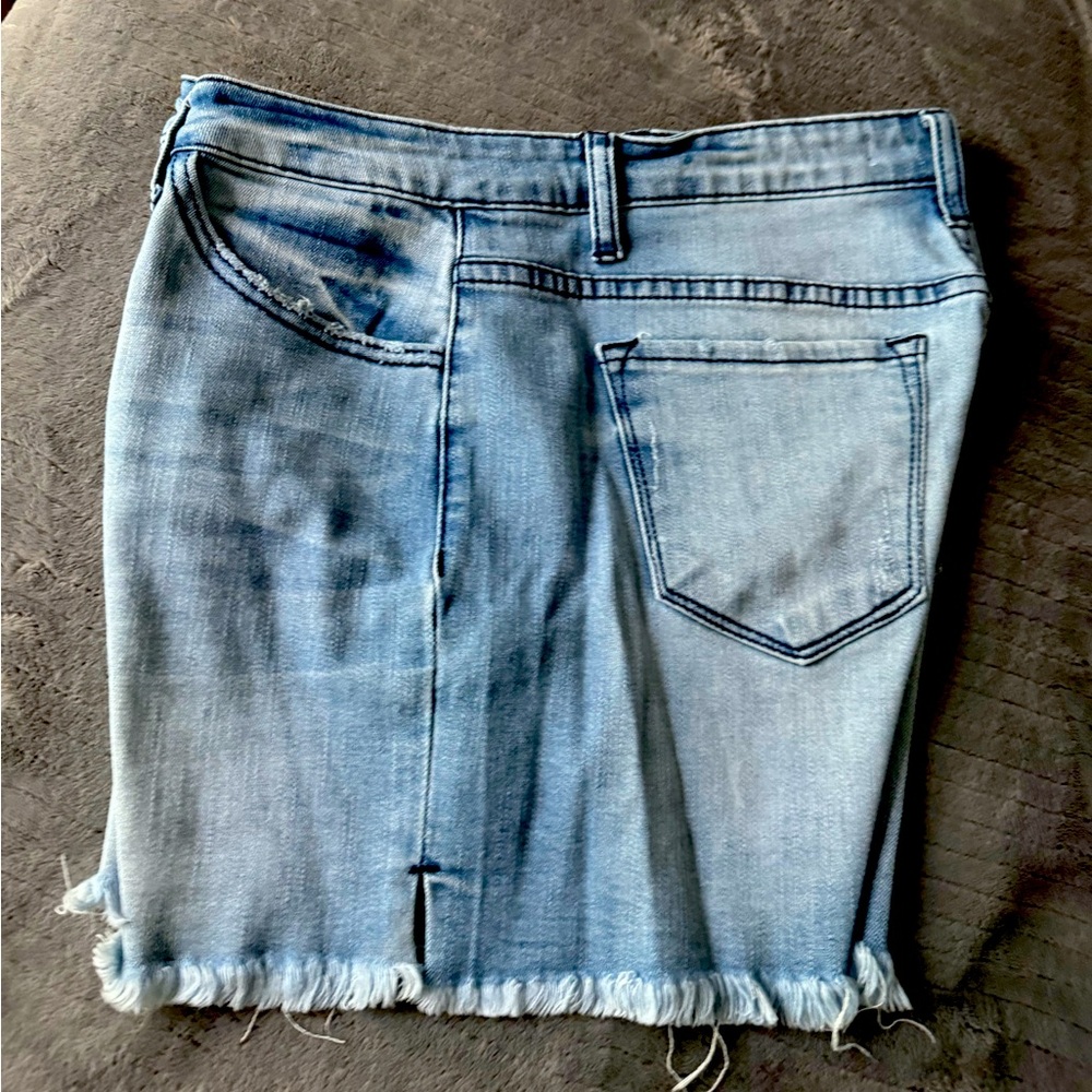 Washed out stretch denim short